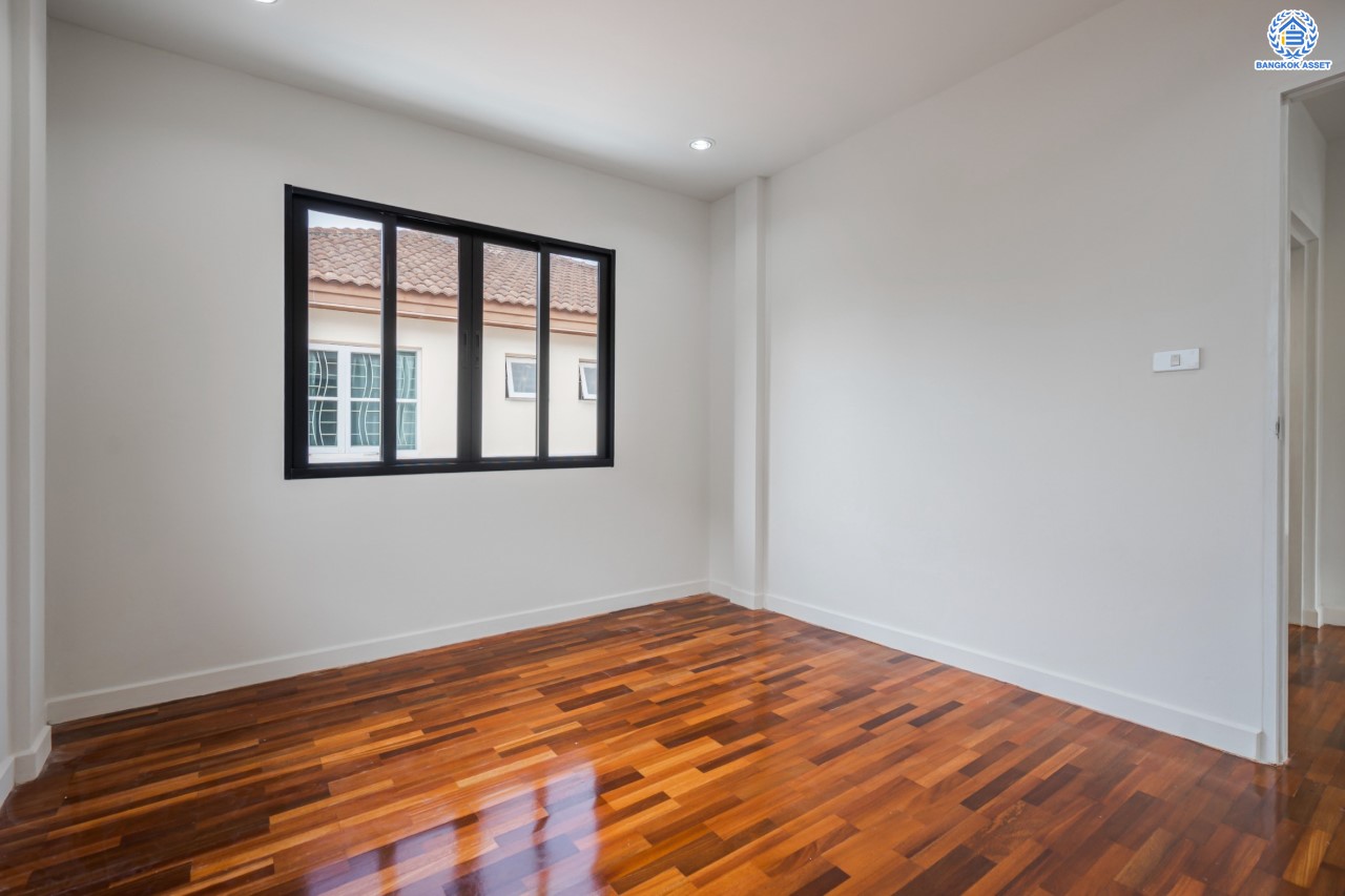 บ้านมือสองตกแต่งใหม่ แบรนด์ LH ม.ชัยพฤกษ์ วัดลาดปลาดุก หลังมุม ตอบโจทย์ทุกการอยู่อาศัย เนื้อที่ 69.2 ตร.ว. ฟังก์ชัน 3 ห้องนอน 2 ห้องน้ำ 1 ที่จอดรถ บนทำเลดีที่สุด! ใกล้เซ็นทรัลเวสต์เกต ทางด่วน "กาญจนาภิเษก" และเพียง 10 นาที ถึงรถไฟฟ้า "สถานีคลองบางไผ่"